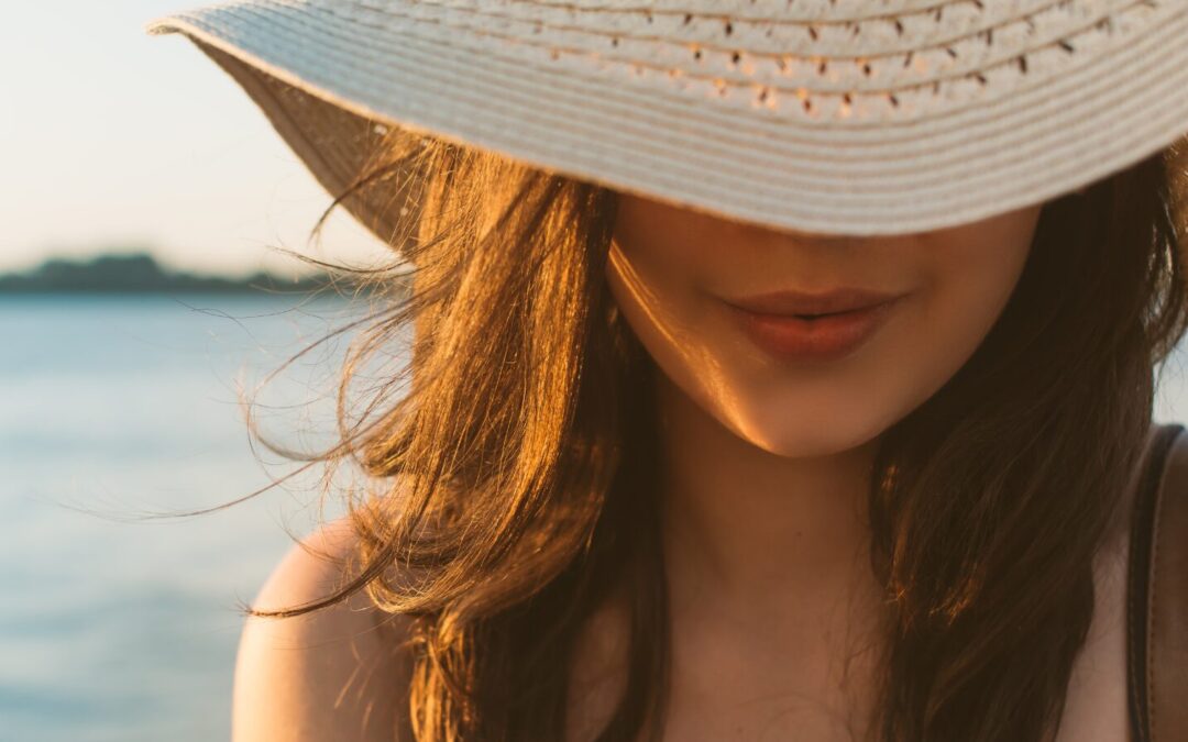 Comment le soleil influence-t-il le vieillissement de la peau ? Nos bonnes pratiques préventives